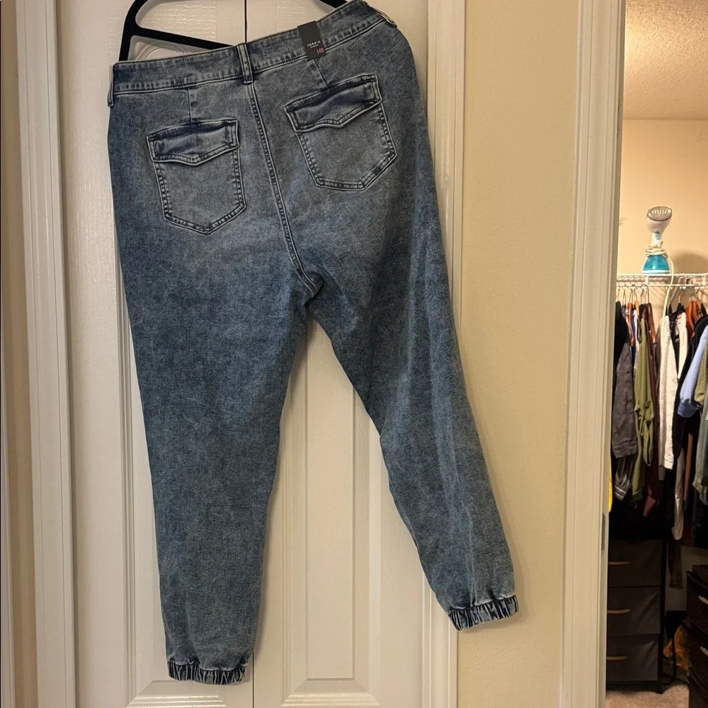 Torrid Soft Light Wash Denim Jogger Jeans - Women - Picture 11 of 11